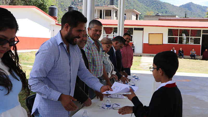 Alcalde de Hidalgo, Michoacán, José Luis Téllez Marín, inauguró la rehabilitación de un aula en primaria 