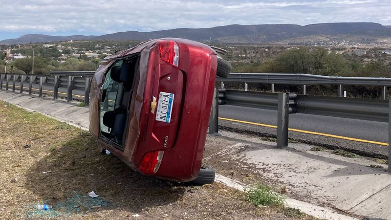 Vuelca auto sobre la autopista 57 Querétaro-San Luis Potosí