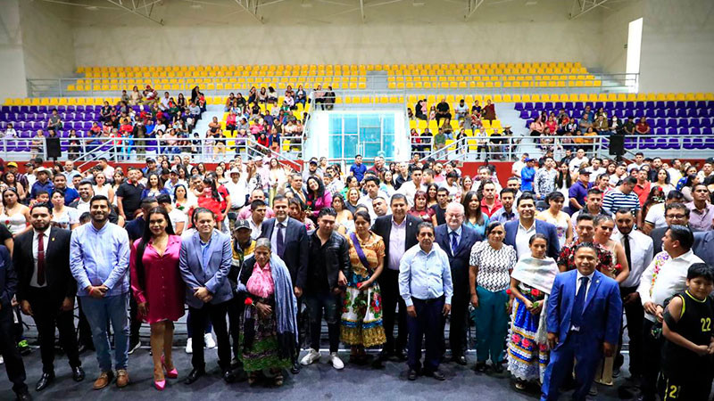 Acompaña Nacho Campos a enamorados que se unieron por lo civil en Uruapan, Michoacán