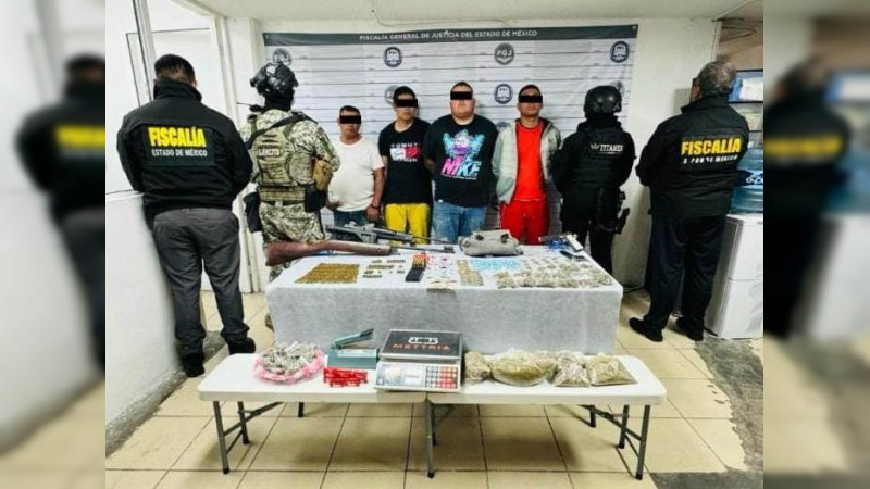 Fiscalía de Nezahualcóyotl, Edomex, asegura más de 100 dosis de droga, armas y munición en cateo