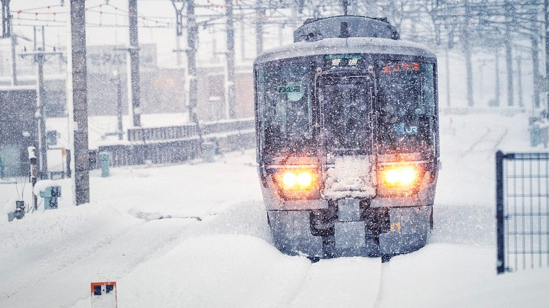 Megatormenta de nieve paraliza Nueva York; cancelan clases y más de mil vuelos