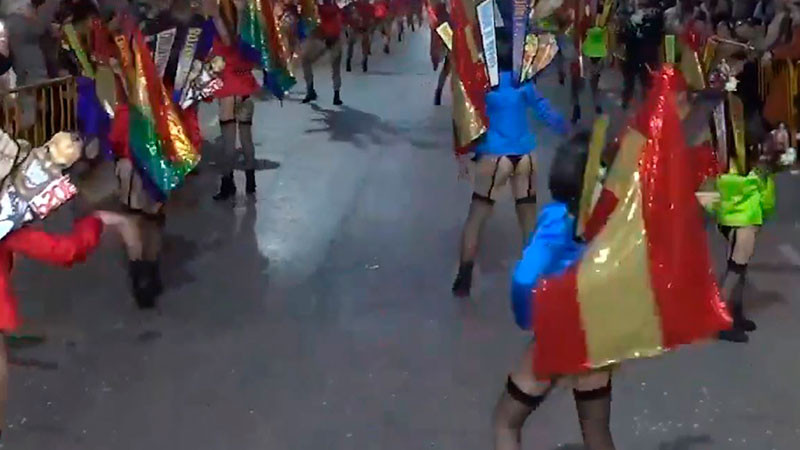 Menores de edad desfilan en lencería un carnaval en España