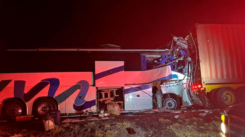 Camión choca en carretera contra tráiler, deja un muerto y 37 heridos en Tamaulipas