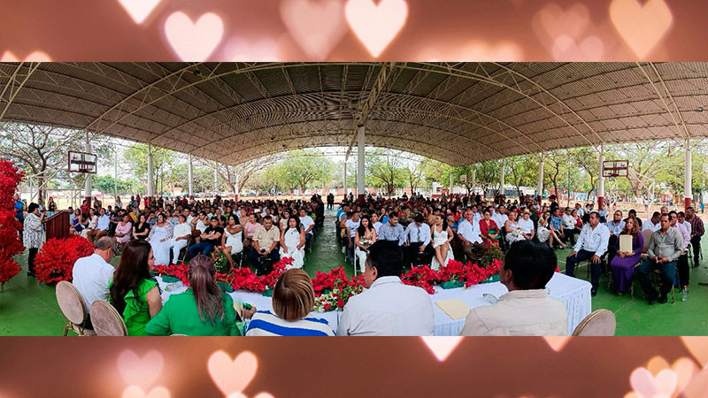 Más de mil 600 parejas se casaron en bodas colectivas al interior de Michoacán