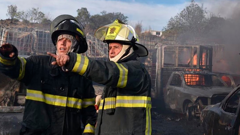 Se incendia corralón de la FGR Hidalgo donde almacenan combustible ilícito; hay 200 autos quemados