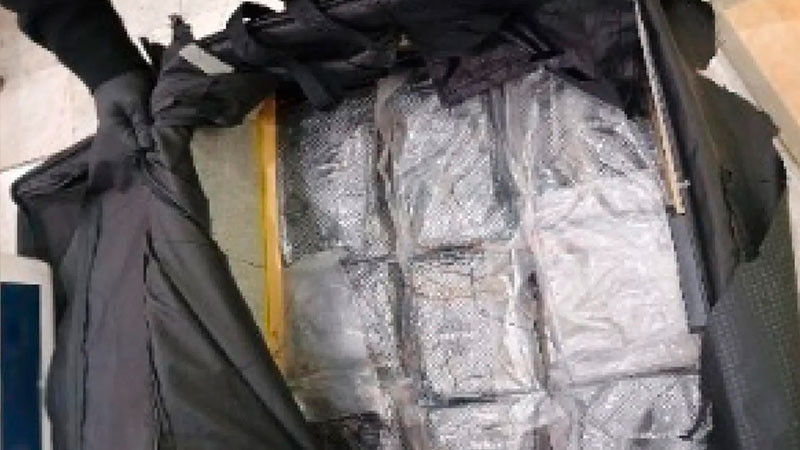 Aseguran dos maletas de viaje con 17 kilos de droga en el AICM