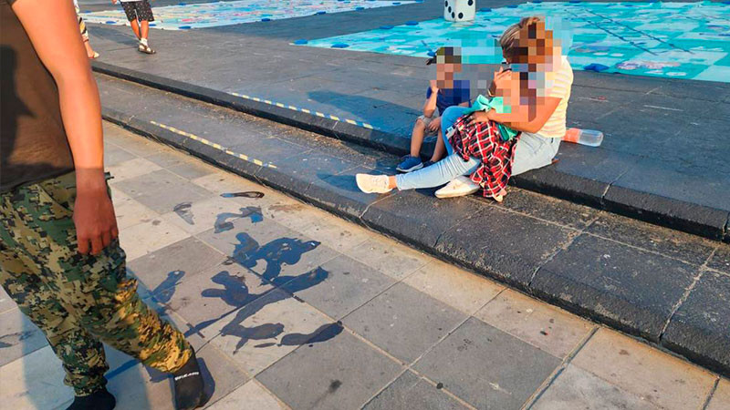 Rescatan a bebé que cayó con carriola al mar en el malecón de Veracruz