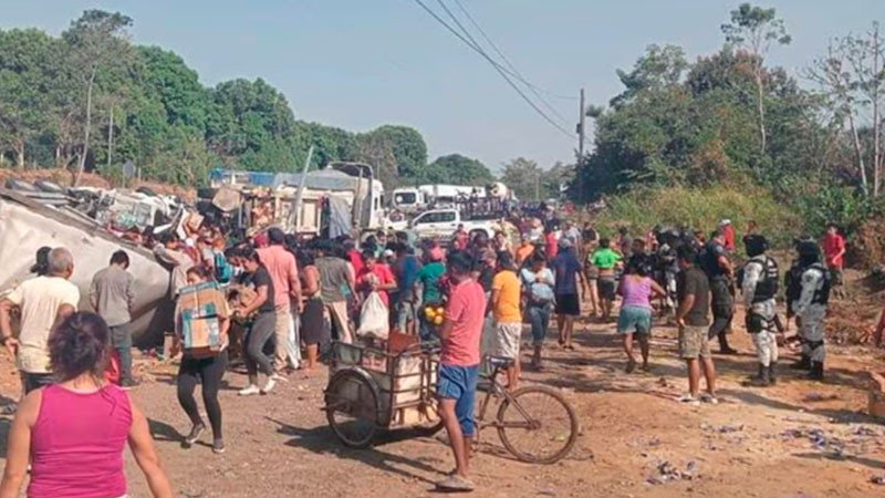 Tráiler con más de 30 toneladas de productos de limpieza se vuelca en carretera de Chiapas