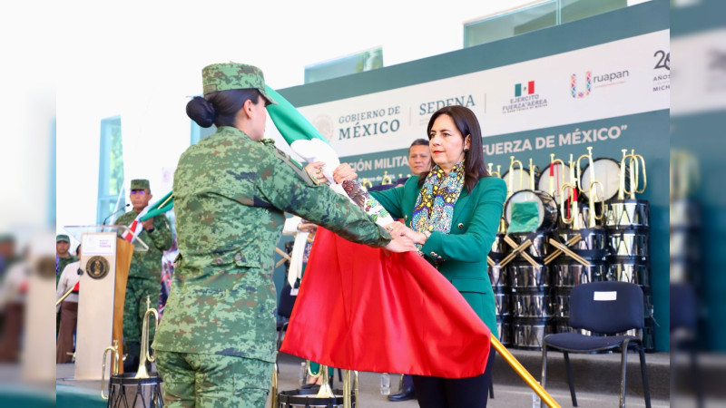 SEE entrega bandas de guerra y banderas para más de 4 mil estudiantes de Uruapan