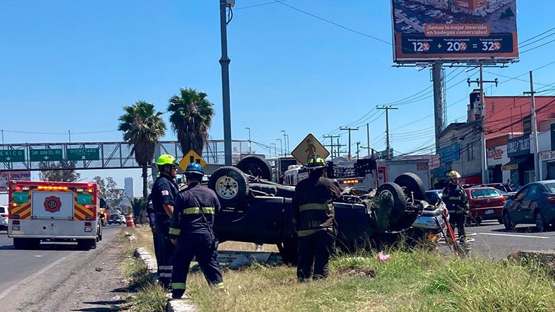 Aparatosa volcadura de una camioneta en la autopista federal 57