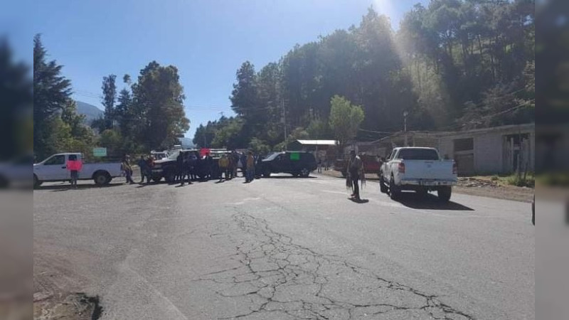 Manifestaciones en carreteras de Los Reyes, Michoacán, por desaparición de niña