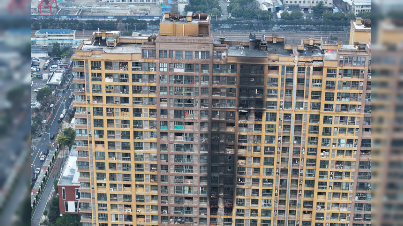 Se registra fuerte incendio en edificio residencial en China; hay 15 personas sin vida