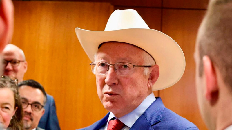 Celebra Ken Salazar incautaciones de estupefacientes y material bélico en ambos lados de la frontera