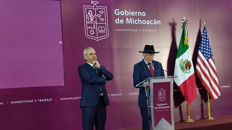 Se reunirá Ken Salazar y fiscal de Michoacán; dialogarán sobre distribución ilegal de armas y sustancias prohibidas