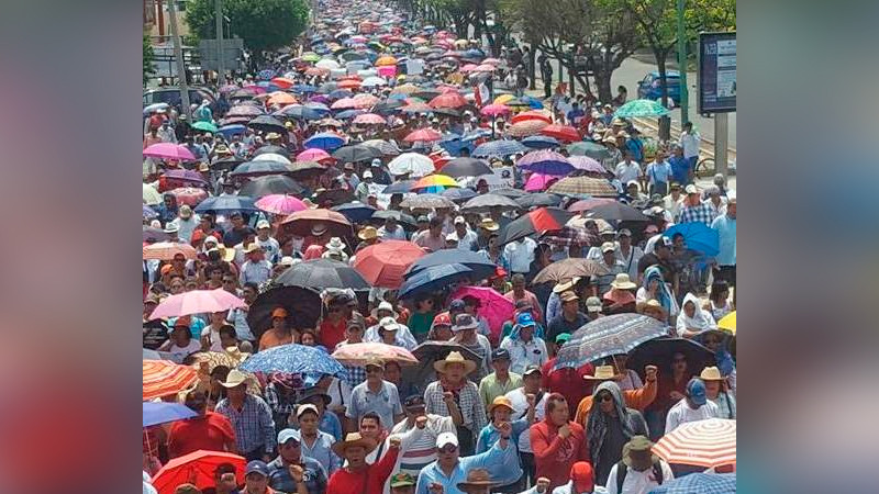 SNTE bloquea carreteras en Oaxaca ante visita de AMLO a Salina Cruz