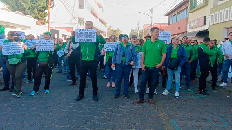 Se manifiestan empleados del STASPE; piden destitución de director del penal de Zitácuaro