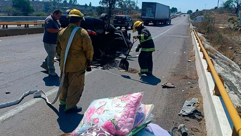 Tres heridos por volcadura en la autopista Morelia-Salamanca, en Michoacán 