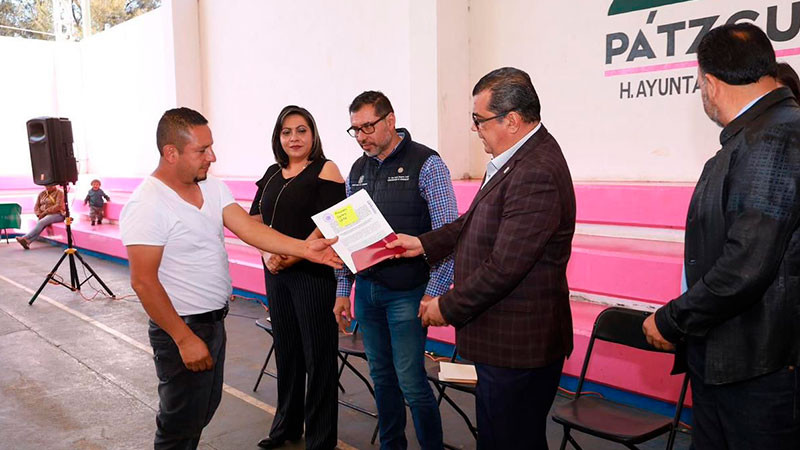 Entrega Elías Ibarra apoyos a comerciantes de Pátzcuaro por más de 1.1 mdp