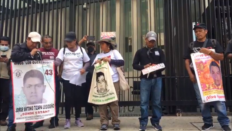 Familiares de los 43 normalistas de Ayotzinapa lanzan petardos contra el Senado