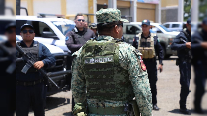 Dejan manta firmada por Jalisco, afuera de escuela en Morelia, Michoacán