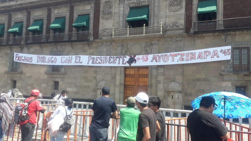 Manifestantes colocan manda debajo de Balcón Presidencial; exigen diálogo con AMLO por caso Ayotzinapa