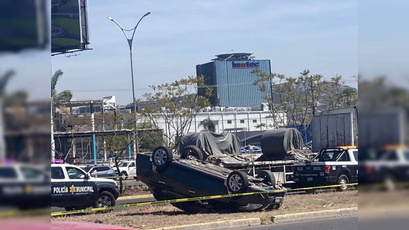 Se registra mortal volcadura en Paseo de la República, en Querétaro