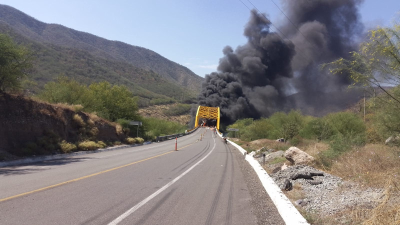 PC atiende incendio tras volcadura en la pista Siglo XXI