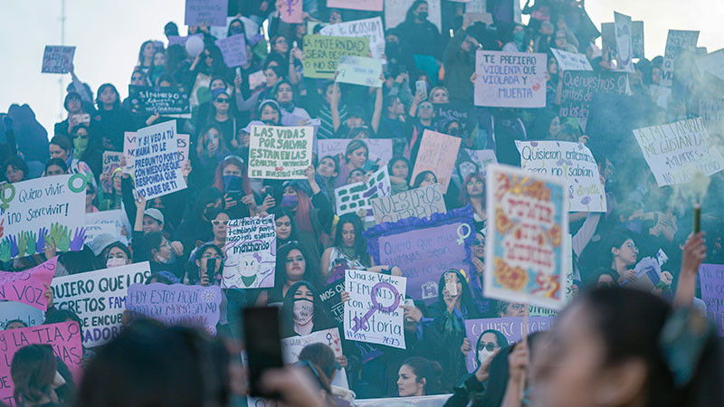 Ponen vallas a monumentos de Ciudad de México antes de marchas por el 8 M 