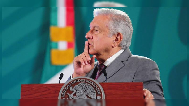 Sale cártel en defensa de AMLO, desmintiendo al New York Times y Latinus: Presidente evita hablar del tema