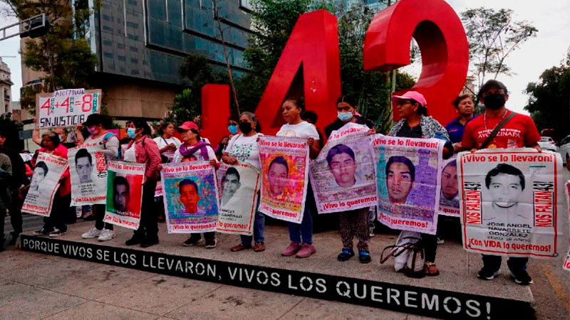 Tras disturbios en Palacio Nacional, Segob contacta a padres de los 43 normalistas de Ayotzinapa