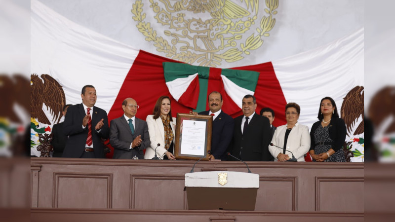 Recibe la Facultad de Derecho la presea “Primer Supremo Tribunal de Justicia para la América Mexicana, Ario 1815”