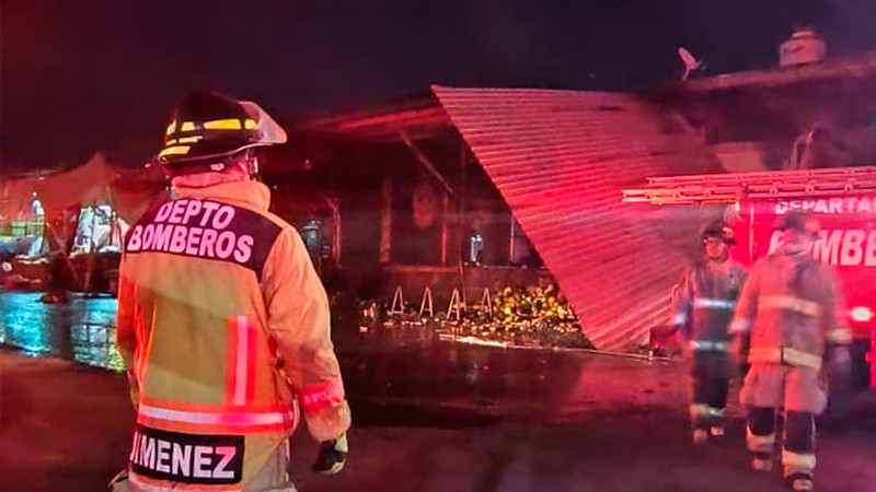 Se incendian 5 bodegas comerciales en Plaza 12 de Octubre, de Cuautla, Morelos