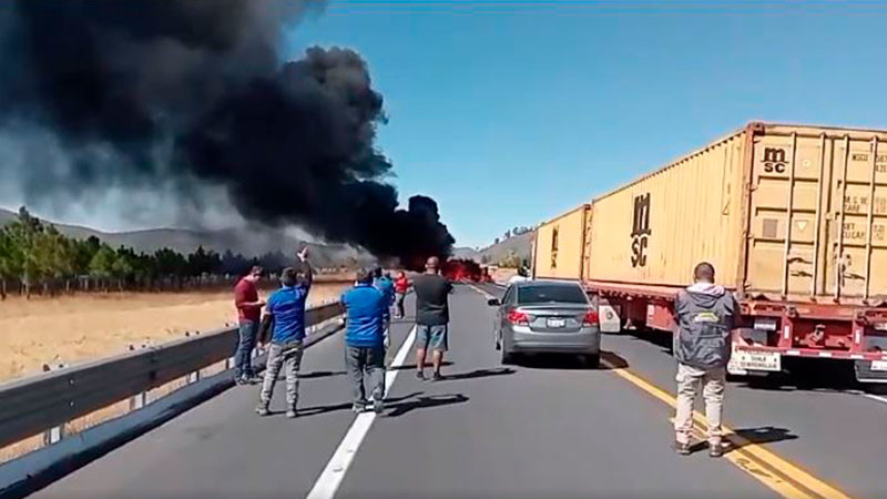 Se registra incendio de camioneta en autopista Pátzcuaro-Cuitzeo, Michoacán 