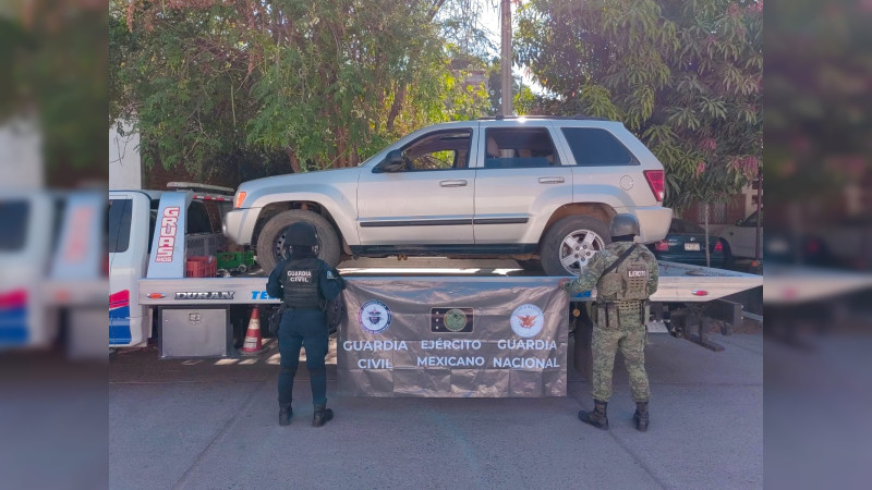 Tras persecución abandonan camioneta con 420 cartuchos en Apatzingán, Michoacán 