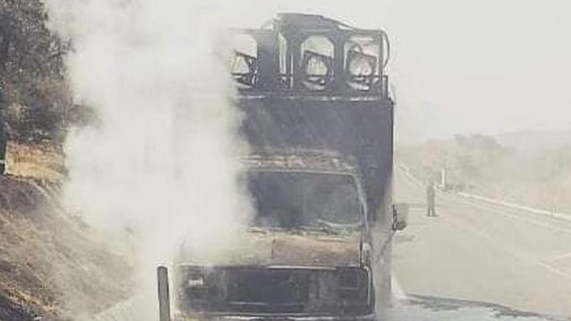 Se incendia camioneta con equipo de sonido en Taretan, Michoacán