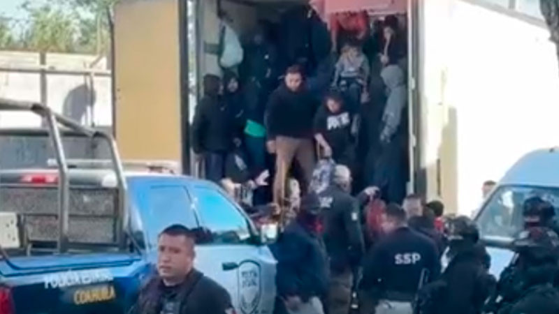 Rescatan a 200 migrantes que viajaban hacinados en la caja de un tráiler en Coahuila