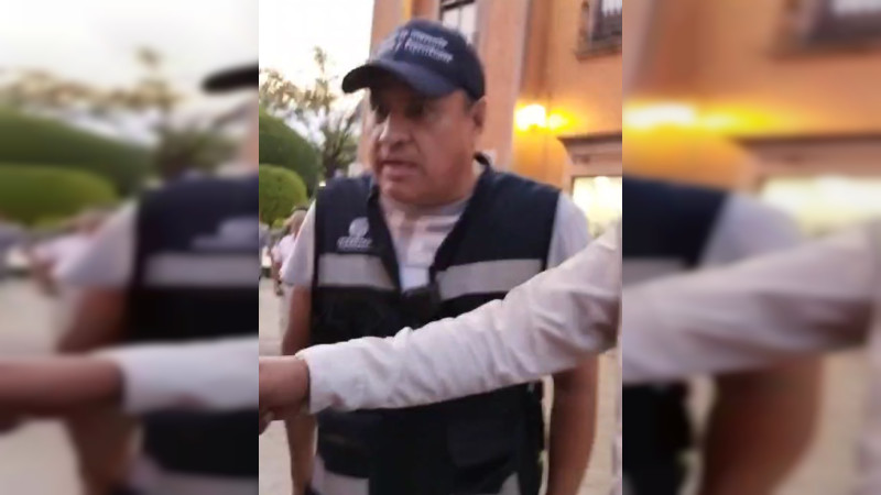 Separan de su cargo a inspector municipal de Querétaro, por agredir a artesana