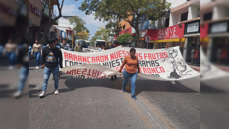 Estudiantes de Mactimatczá protestan afuera de la FGR en Tuxtla Gutiérrez tras muerte de normalitas de Ayotzinapa