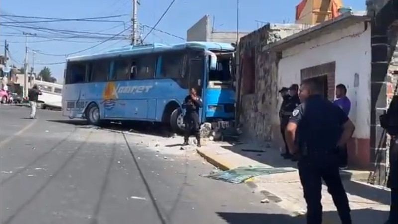 Autobús con peregrinos choca contra barda en Huitzilac, Morelos, tras quedarse sin frenos; hay 21 lesionados