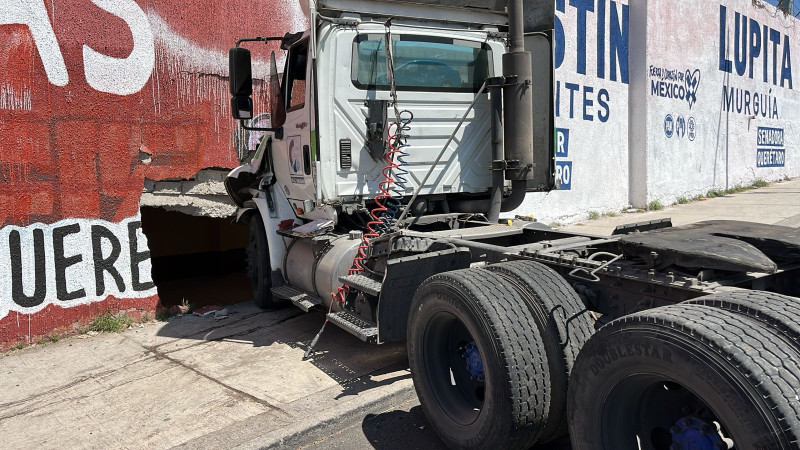 Querétaro: Tracto choca contra la barda de la CTM en la autopista 57