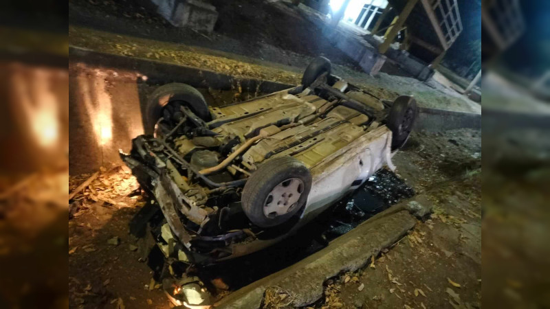 Vuelca con su auto en Morelia, Michoacán; conductor resultó herido