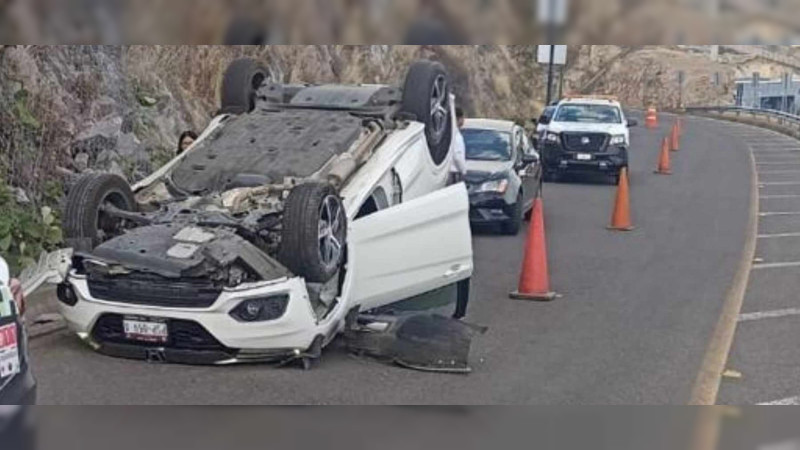 Vuelca vehículo en Tres Marías de Morelia, solo hubo daños materiales 