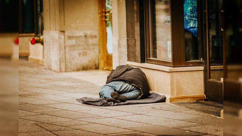 Ron DeSantis busca prohibir a indigentes dormir en calles de Florida