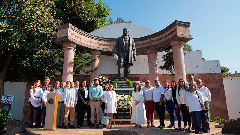 Ayuntamiento de Uruapan encabeza CCXVIII aniversario del natalicio de Benito Juárez 