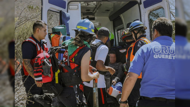 Hombre es rescatado tras caer en un risco en el cerro del Tangano en Querétaro