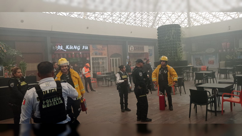 Atienden Bomberos y Policía de Morelia incendio en negocio de comida en Plaza Escala Morelia