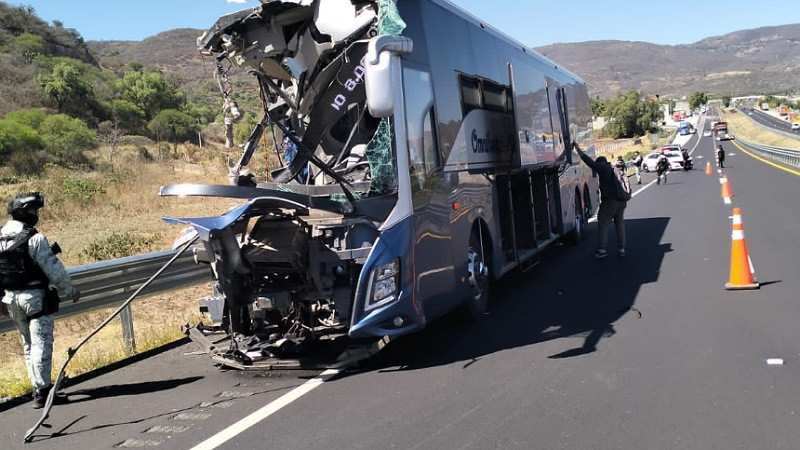 Choque de camión de pasajeros en la autopista de Occidente deja 15 heridos