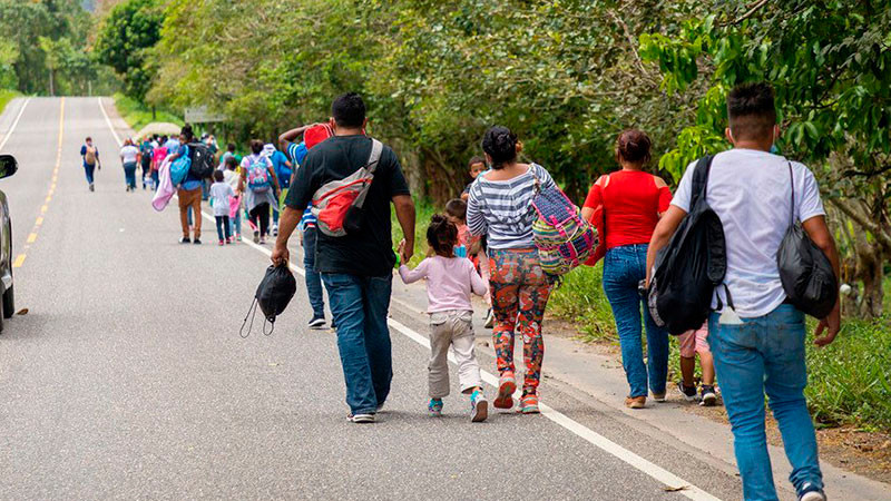 Más de 1,500 migrantes salen de Tapachula sin documentos para transitar por México