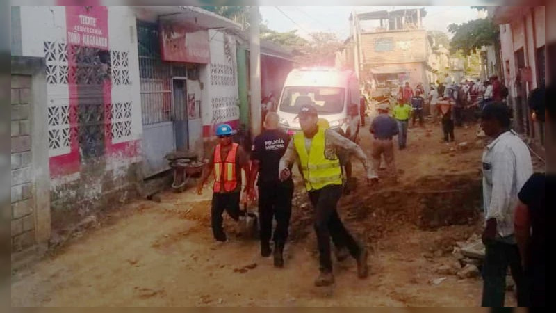 Trabajadores quedan sepultados bajo tierra mientras realizaban trabajos en la red de drenaje en Oaxaca