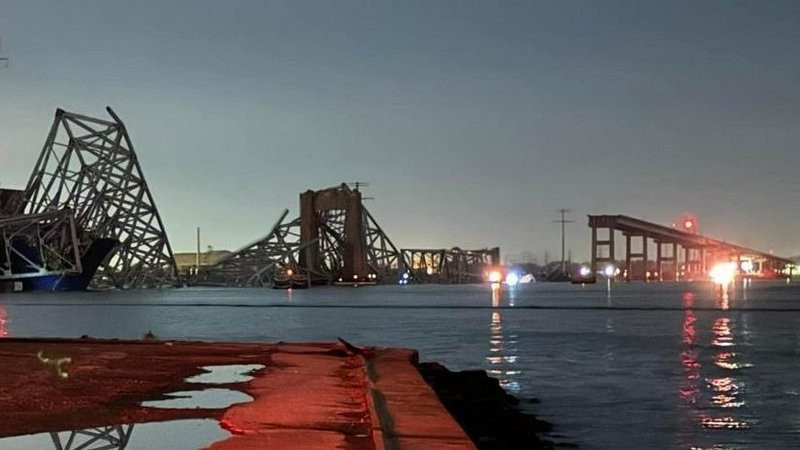 Barco golpea puente vial sobre el río en Baltimore y lo hace colapsar; personas caen